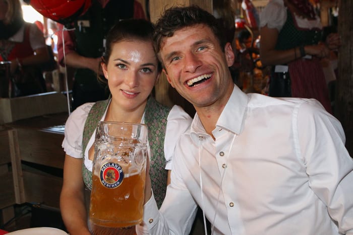 Thomas-Mueller-Oktoberfest-wife-Lisa-490648988.jpg